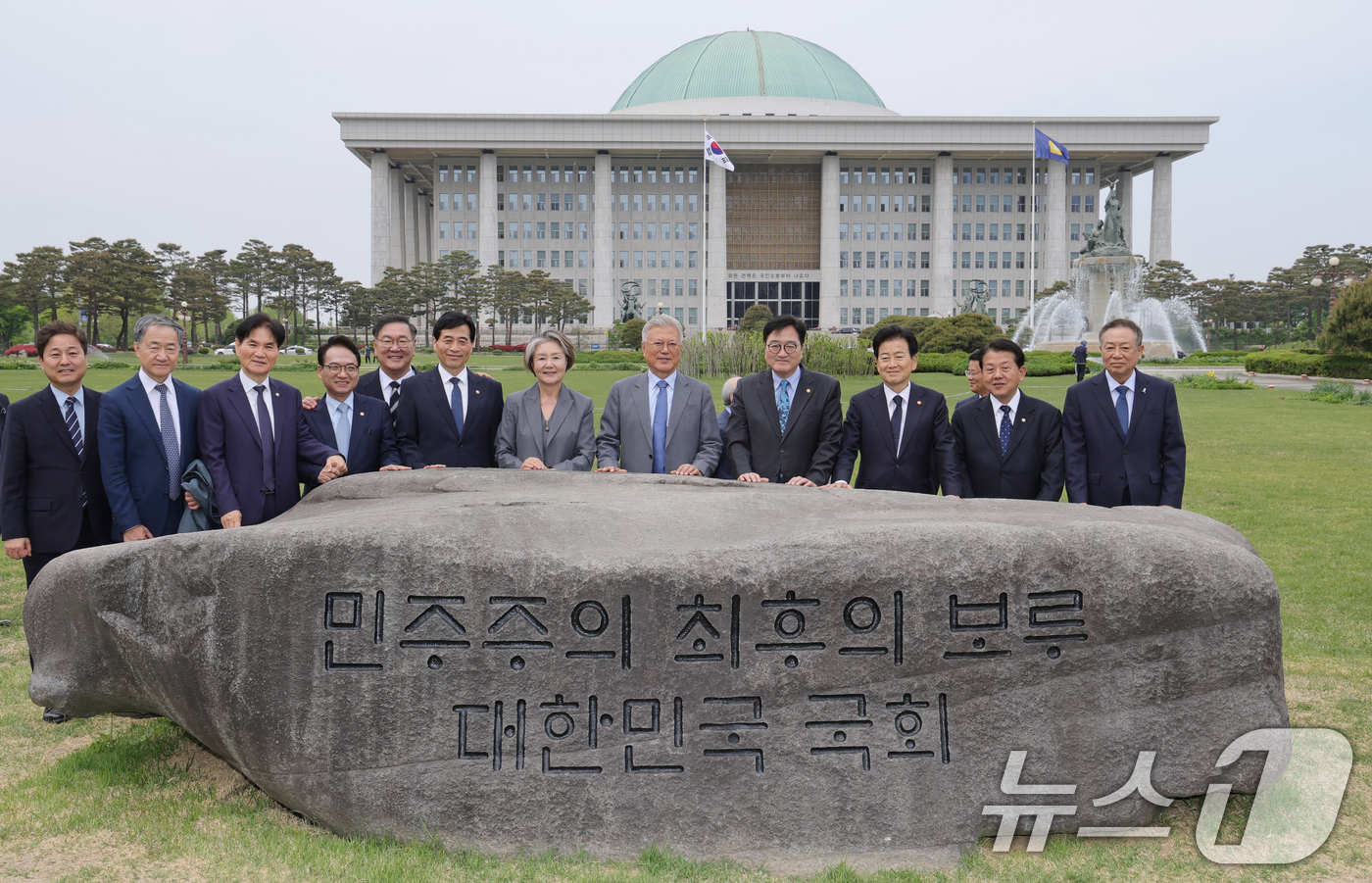 (서울=뉴스1) 김도우 기자 = 우원식 국회의장이 27일 서울 여의도 국회에서 4.27 판문점선언 8주년 기념식에 참석한 문재인 전 대통령 내외를 비롯한 참석자들에게 ‘민주주의 최 …