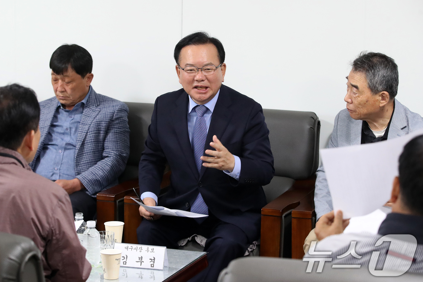 (대구=뉴스1) 공정식 기자 = 김부겸 더불어민주당 대구시장 후보가 27일 오후 대구 수성구 대구시교통연수원에서 열린 개인택시산업 정책 간담회에 참석해 발언하고 있다. 2026.4 …