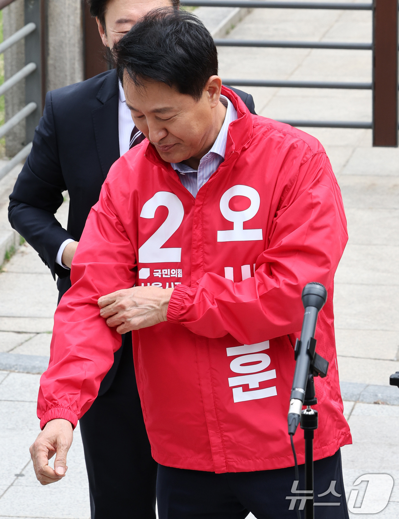 (서울=뉴스1) 최지환 기자 = 6.3 지방선거 서울시장 예비후보자 등록을 마친 오세훈 국민의힘 후보가 27일 서울 종로구 보신각 앞에서 기자회견을 앞두고 후보복을 착용하고 있다. …