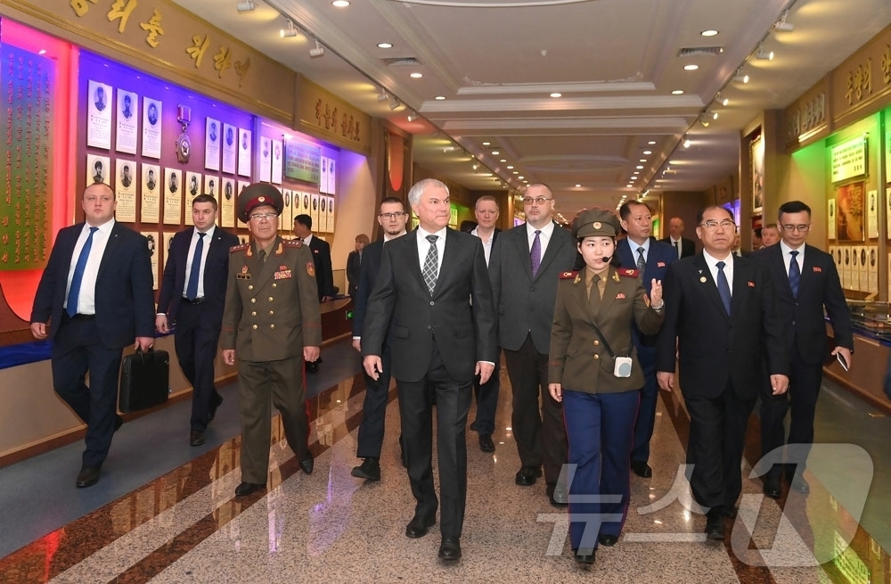 (평양 노동신문=뉴스1) = 북한 노동당 기관지 노동신문은 27일 뱌체슬라브 볼로딘 러시아 국가회의(하원) 의장을 단장으로 하는 러시아 공식 대표단이 26일 조국해방전쟁(6·25전 …