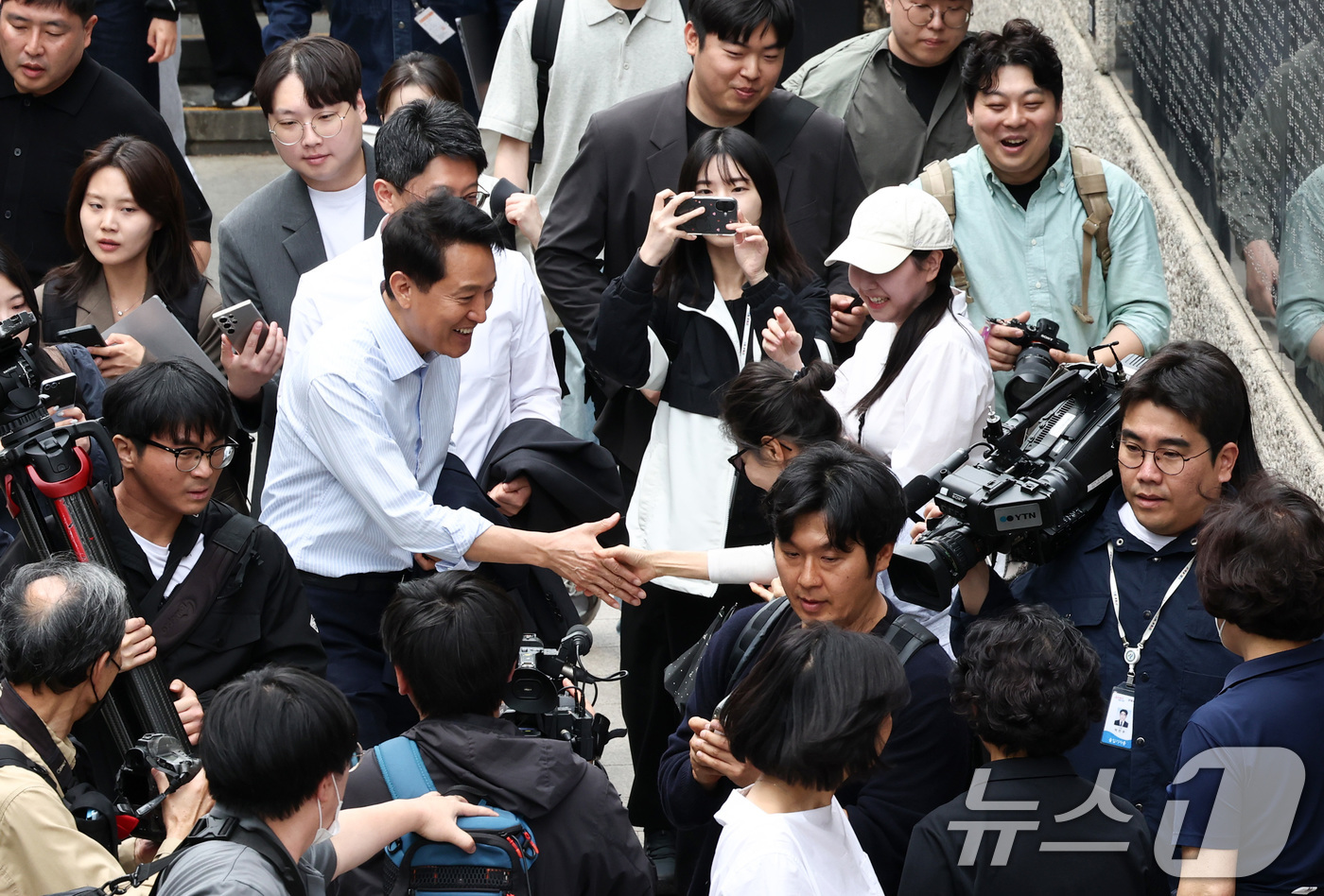 (서울=뉴스1) 최지환 기자 = 6.3 지방선거 서울시장 예비후보자 등록을 마친 오세훈 국민의힘 후보가 27일 오후 출마 기자회견을 위해 서울 종로구 보신각으로 이동하며 시민들과 …