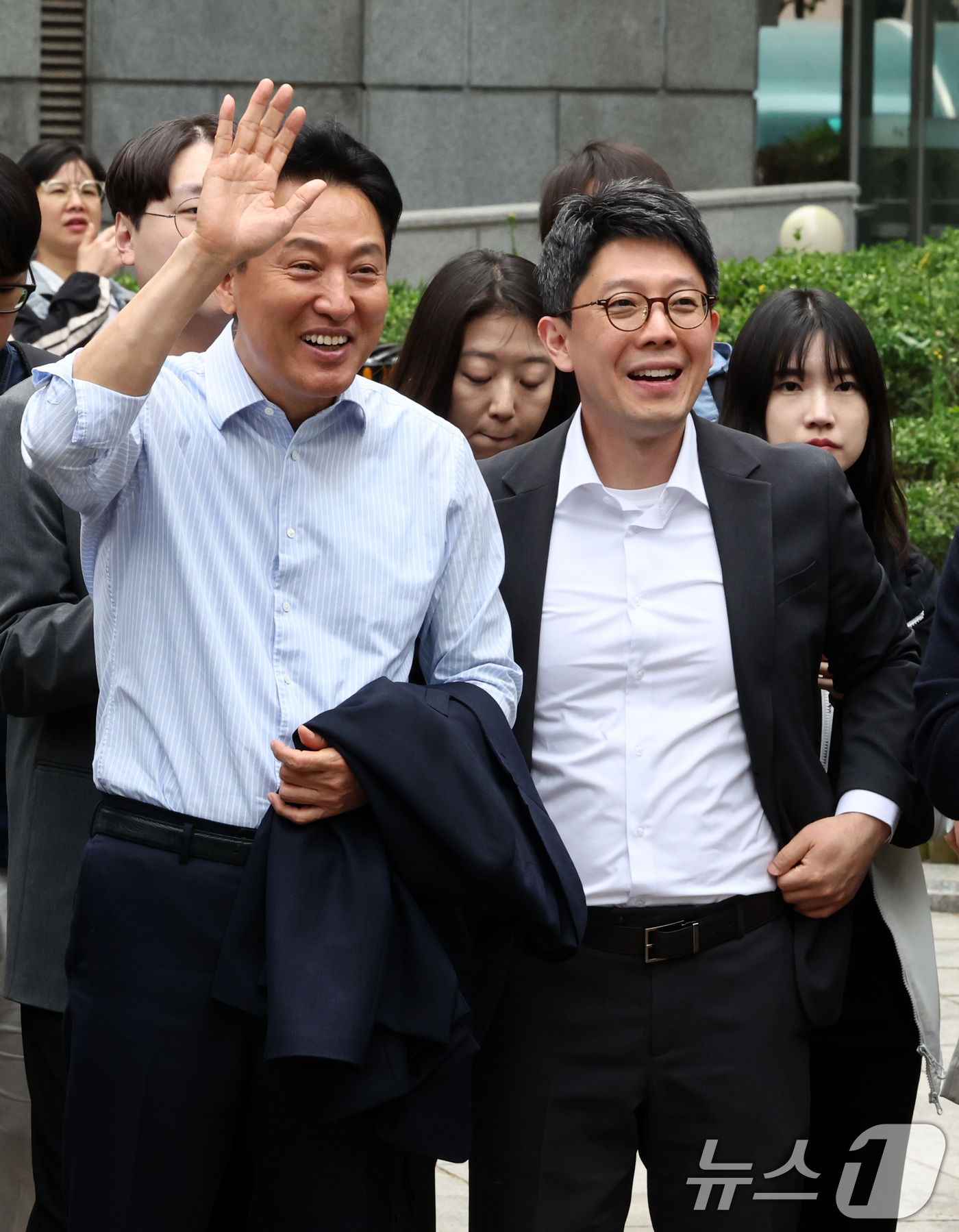 (서울=뉴스1) 최지환 기자 = 6.3 지방선거 서울시장 예비후보자 등록을 마친 오세훈 국민의힘 후보가 27일 오후 출마 기자회견을 위해 서울 종로구 보신각으로 이동하며 시민들과 …