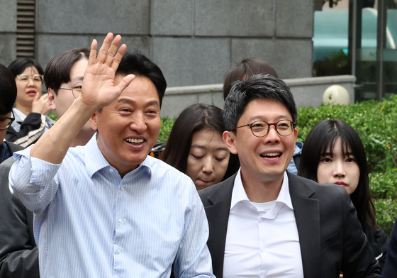 에비후보 등록 마치고 청계천 찾은 오세훈 시장