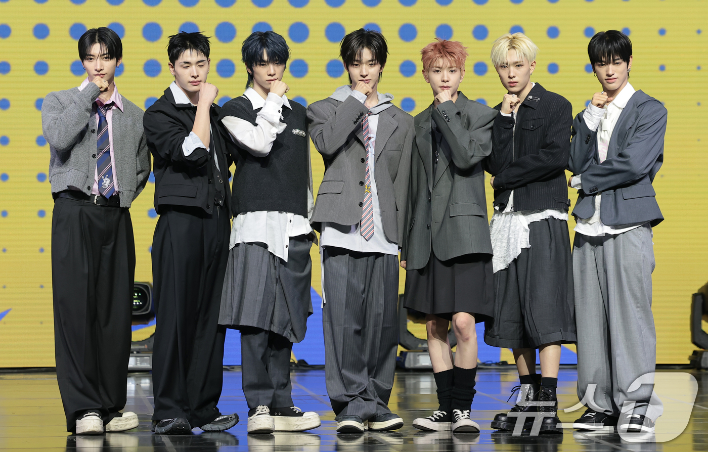 (서울=뉴스1) 권현진 기자 = 그룹 NEXZ(넥스지) 유우(왼쪽부터)와 하루, 소건, 토모야, 유키, 휴이, 세이타가 27일 서울 용산구 한남동 블루스퀘어에서 가진 싱글 2집 ' …