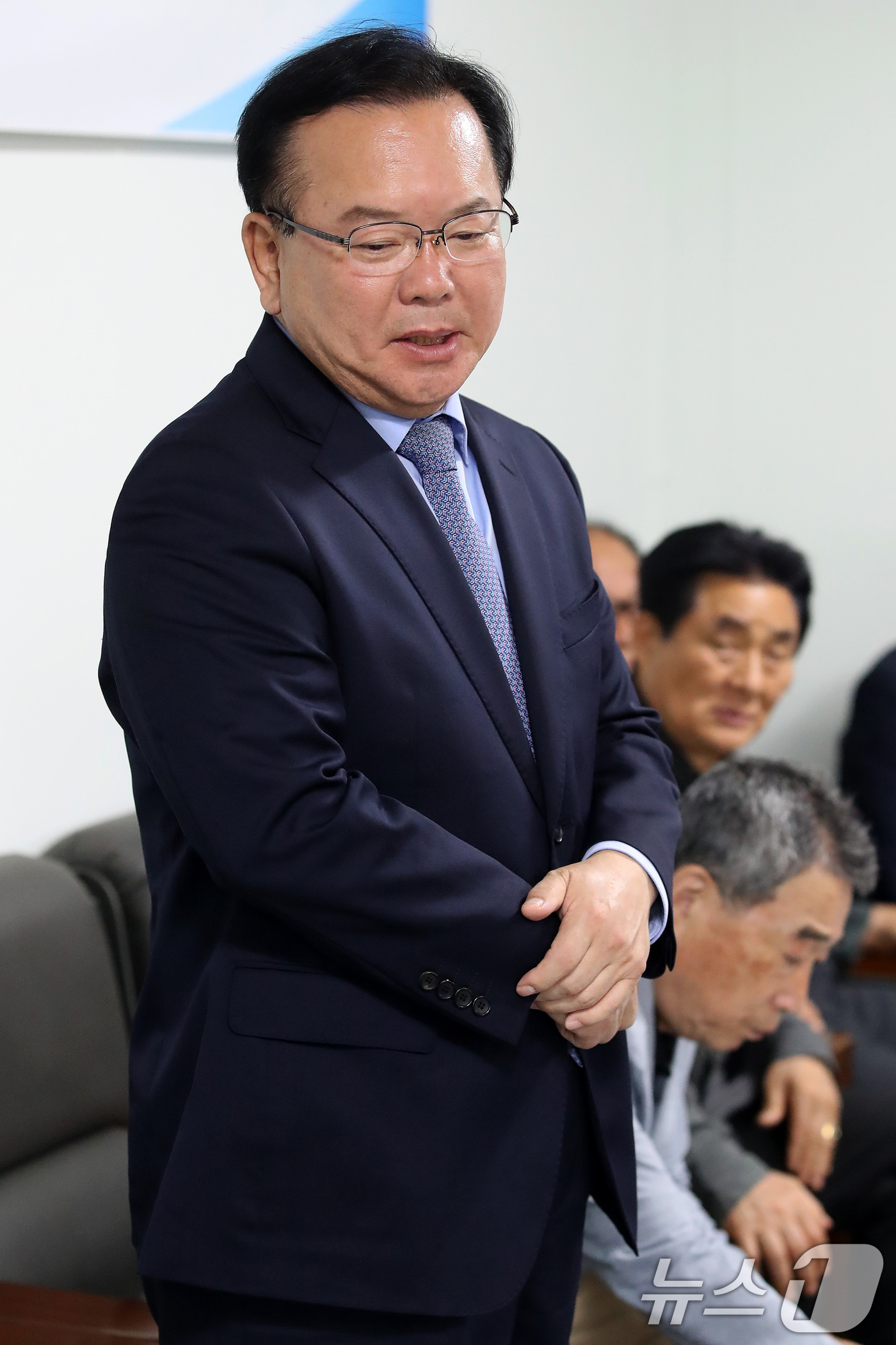 (대구=뉴스1) 공정식 기자 = 김부겸 더불어민주당 대구시장 후보가 27일 오후 대구 수성구 대구시교통연수원에서 열린 개인택시산업 정책 간담회에 참석해 발언하고 있다. 2026.4 …