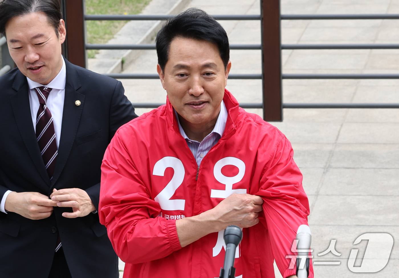 (서울=뉴스1) 최지환 기자 = 6.3 지방선거 서울시장 예비후보자 등록을 마친 오세훈 국민의힘 후보가 27일 서울 종로구 보신각 앞에서 기자회견을 앞두고 후보복을 착용하고 있다. …