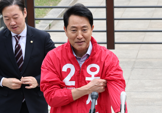 빨간색 선거운동복 착용한 오세훈 후보