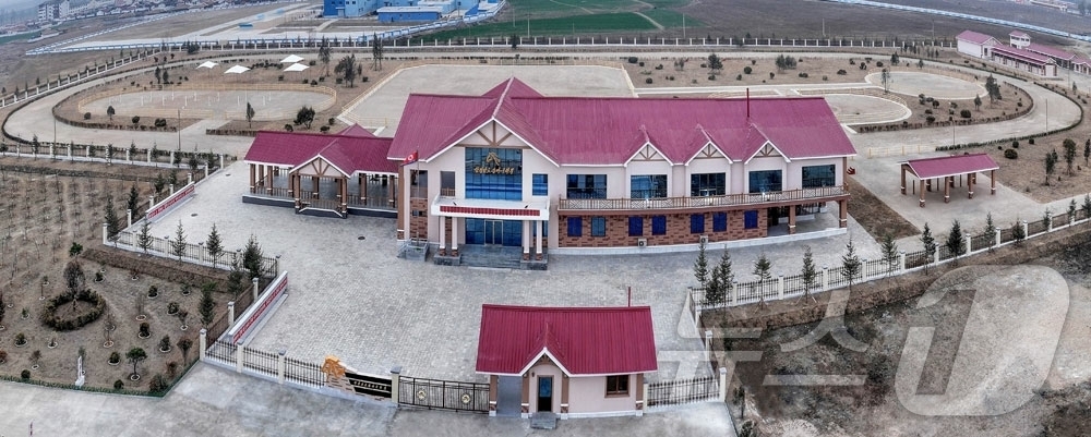 (평양 노동신문=뉴스1) = 북한 노동당 기관지 노동신문은 27일 함경남도승마구락부(클럽) 준공식이 26일 현지에서 진행됐다고 보도했다. [국내에서만 사용가능. 재배포 금지. DB …