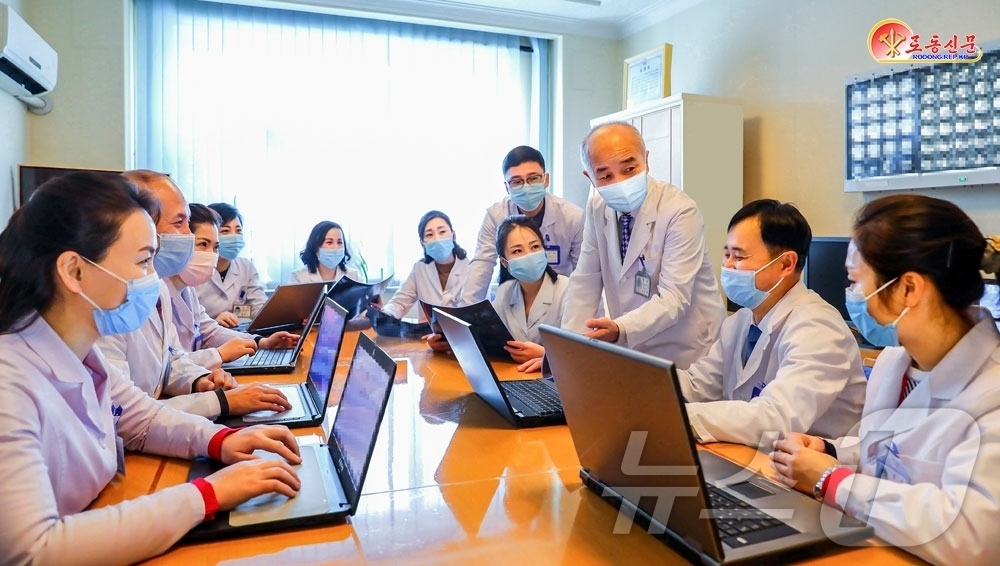 (평양 노동신문=뉴스1) = 북한 노동당 기관지 노동신문은 27일 "평양산원 유선종양연구소에서 선진적인 치료방법을 도입하기 위한 집체적 협의를 심화시키고 있다"라고 보도했다.  [ …