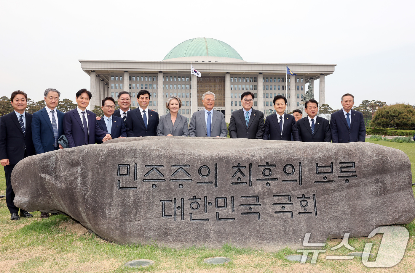 (서울=뉴스1) 김도우 기자 = 문재인 전 대통령과 김정숙 여사가 4.27 판문점선언 8주년 기념식 참석차 27일 국회를 방문해 '민주주의 최후의 보루 대한민국 국회' 문구가 새겨 …