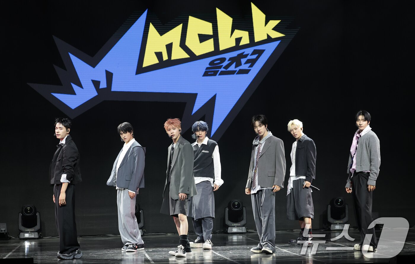 본문 이미지 - 그룹 NEXZ(넥스지)가 27일 서울 용산구 한남동 블루스퀘어에서 가진 싱글 2집 'Mmchk(음츠크)' 쇼케이스에서 타이틀곡을 선보이고 있다. 2026.4.27 ⓒ 뉴스1 권현진 기자