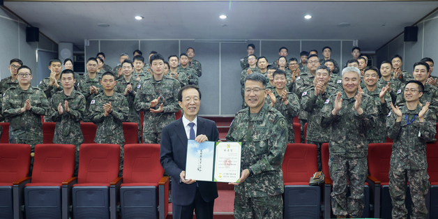 '1일 정훈장교' 된 이석연 통합위원장…"정신전력은 헌법에서 나온다"