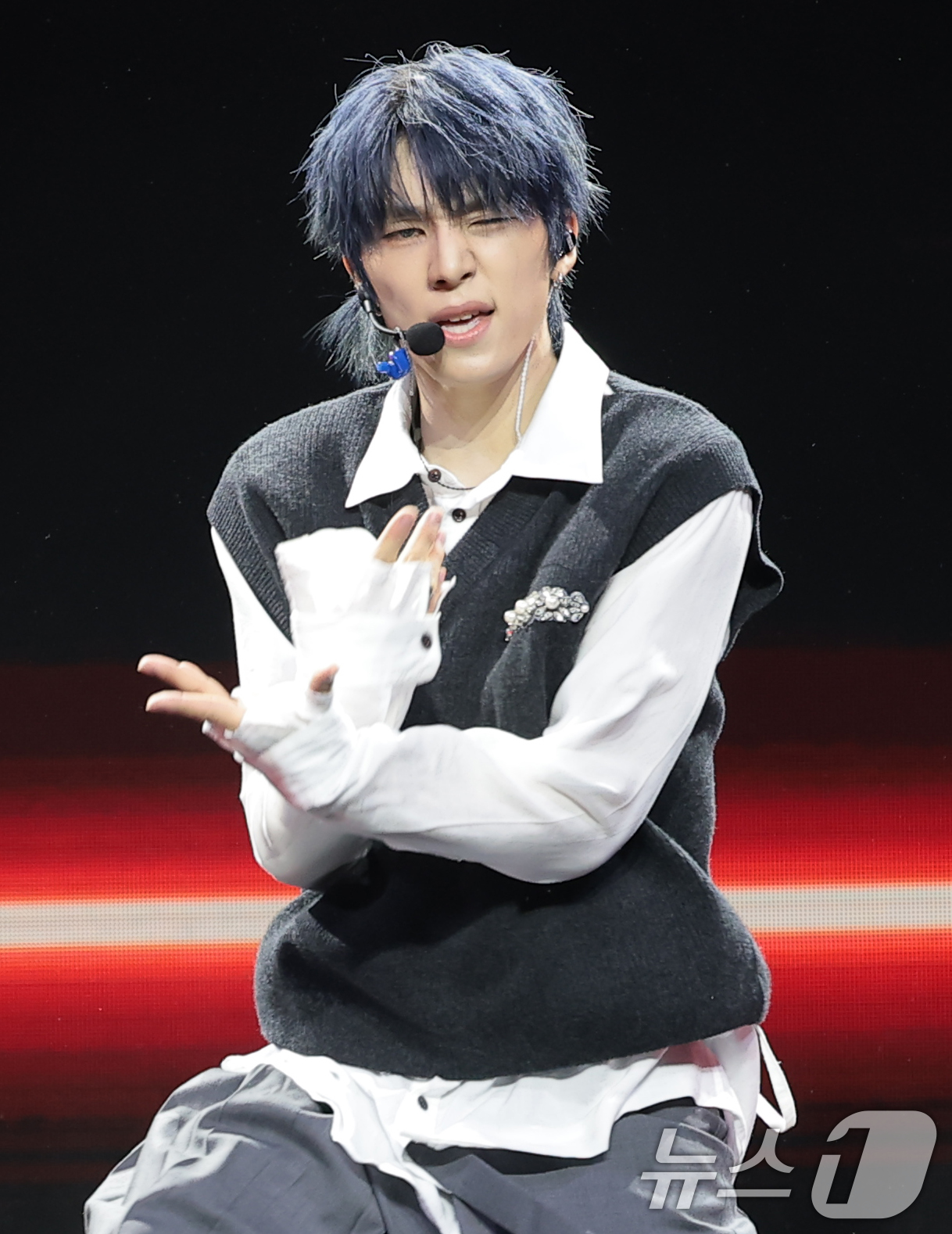 (서울=뉴스1) 권현진 기자 = 그룹 NEXZ(넥스지) 소건이 27일 서울 용산구 한남동 블루스퀘어에서 가진 싱글 2집 'Mmchk(음츠크)' 쇼케이스에서 타이틀곡을 선보이고 있다 …