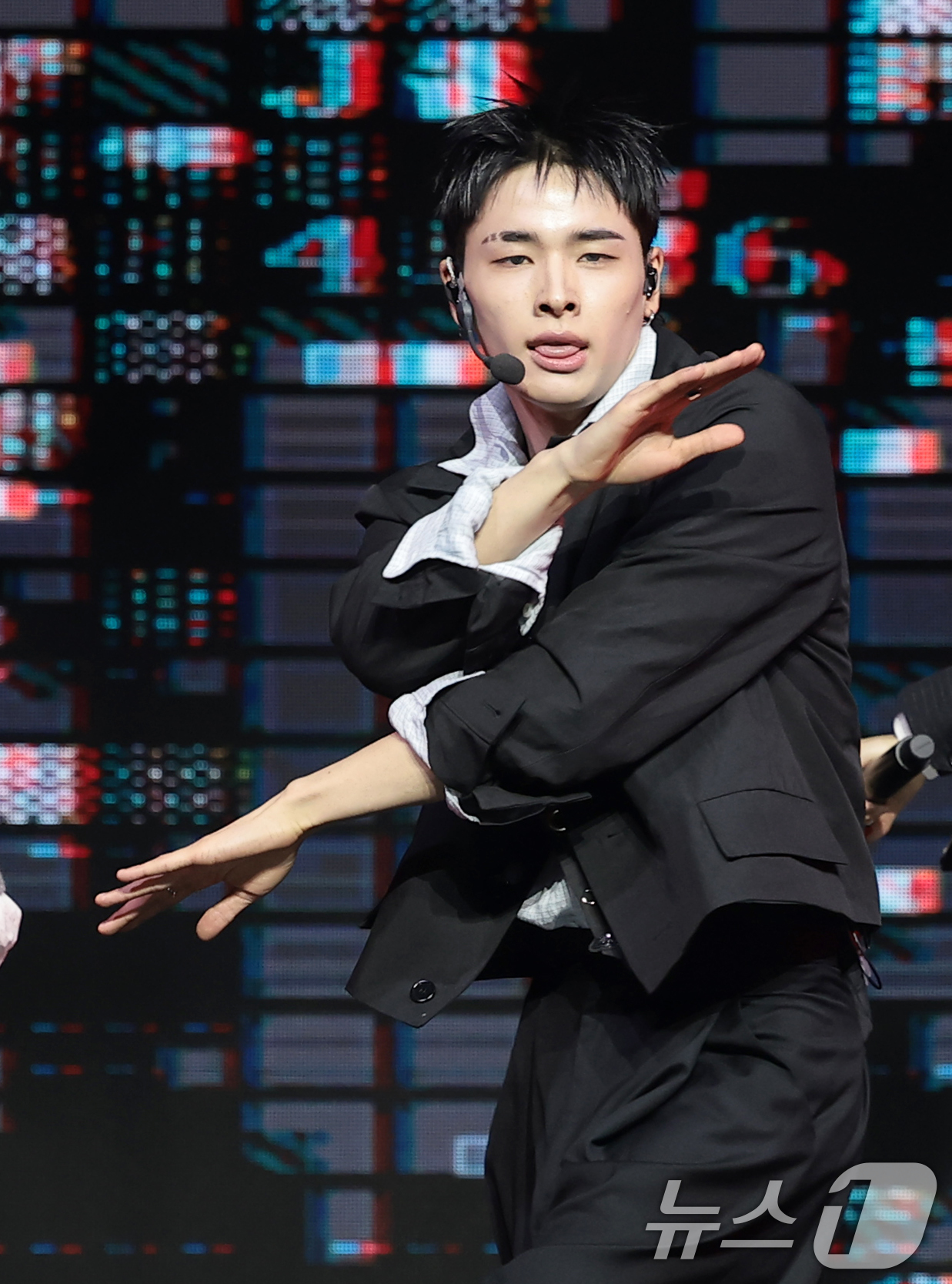 (서울=뉴스1) 권현진 기자 = 그룹 NEXZ(넥스지) 하루가 27일 서울 용산구 한남동 블루스퀘어에서 가진 싱글 2집 'Mmchk(음츠크)' 쇼케이스에서 타이틀곡을 선보이고 있다 …