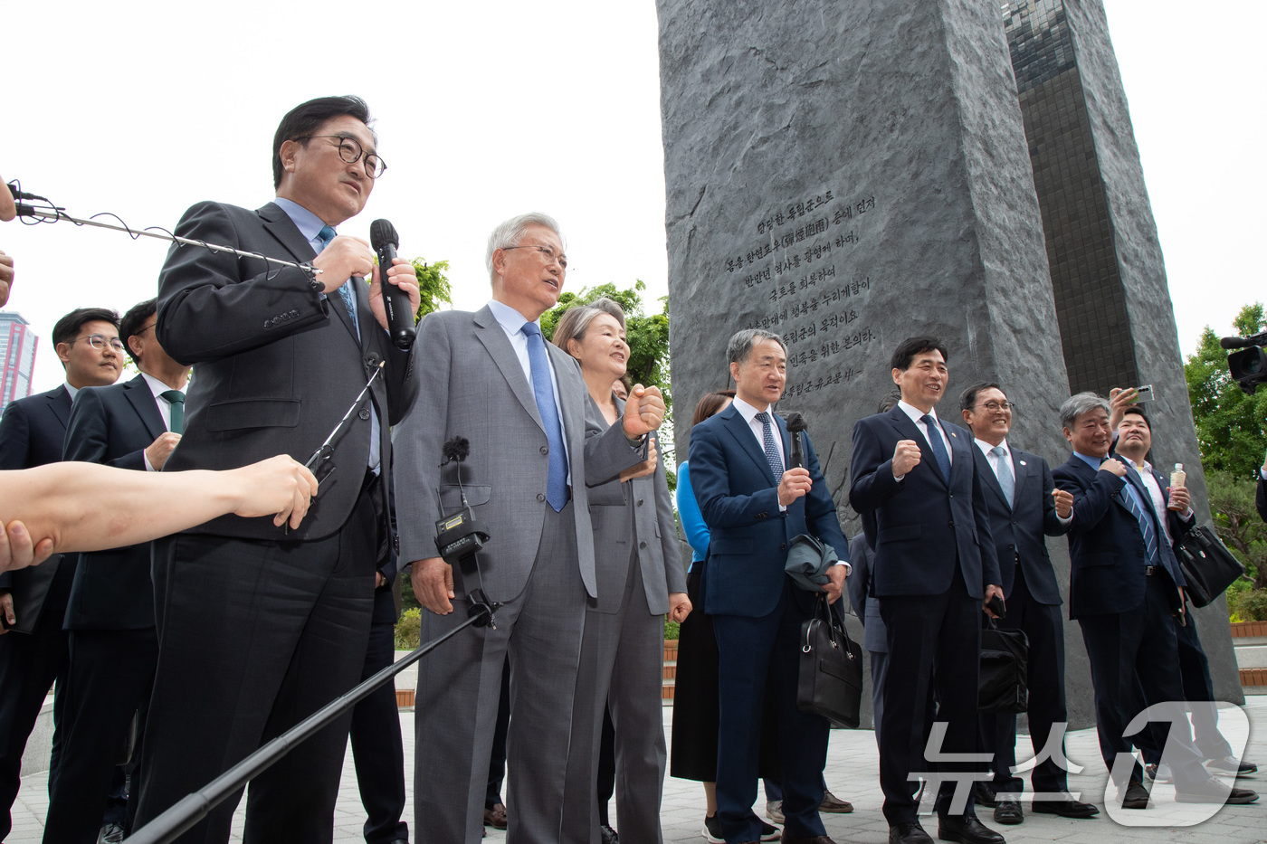 (서울=뉴스1) 김도우 기자 = 문재인 전 대통령과 김정숙 여사가 4.27 판문점선언 8주년 기념식 참석차 27일 국회를 방문해 우원식 국회의장과 함께 독립기억광장에서 독립군가를 …