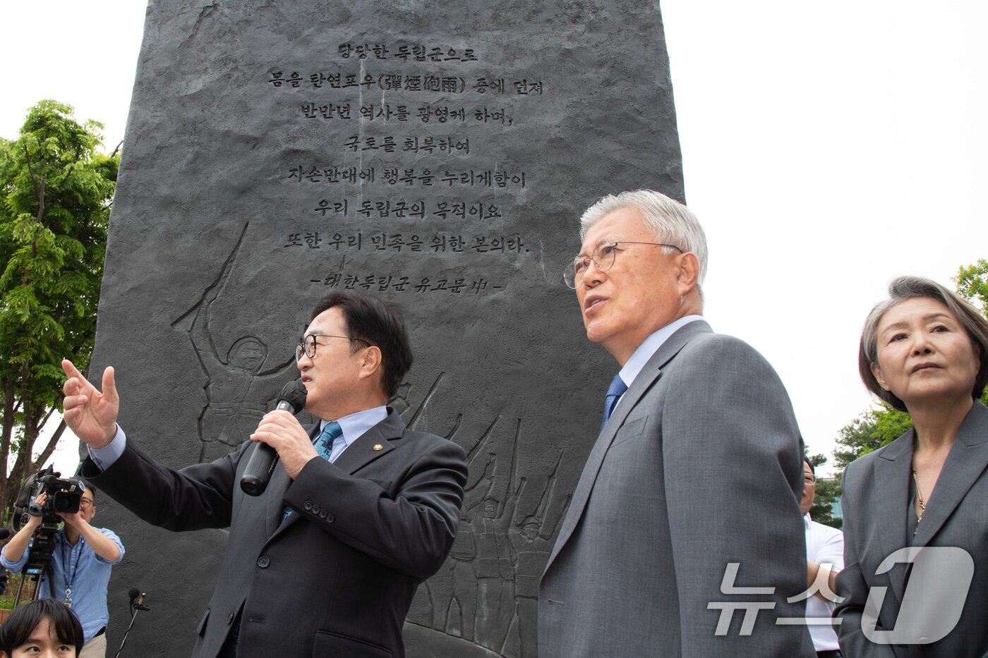 본문 이미지 - 문재인 전 대통령과 김정숙 여사가 4.27 판문점선언 8주년 기념식 참석차 27일 국회를 방문해 우원식 국회의장의 설명을 들으며 독립기억광장을 둘러보고 있다. (공동취재) 2026.4.27 ⓒ 뉴스1 김도우 기자