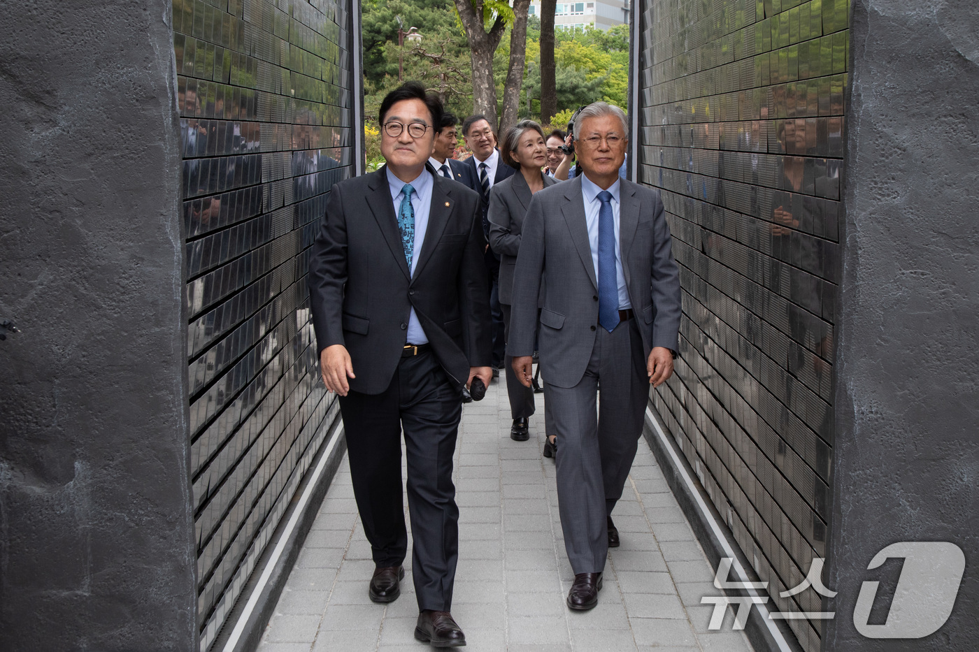 (서울=뉴스1) 김도우 기자 = 문재인 전 대통령과 김정숙 여사가 4.27 판문점선언 8주년 기념식 참석차 27일 국회를 방문해 우원식 국회의장의 설명을 들으며 독립기억광장에 세워 …