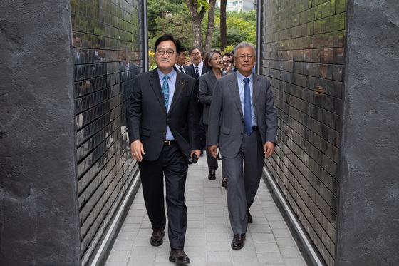 독립기억광장 찾은 우원식·문재인 전대 통령