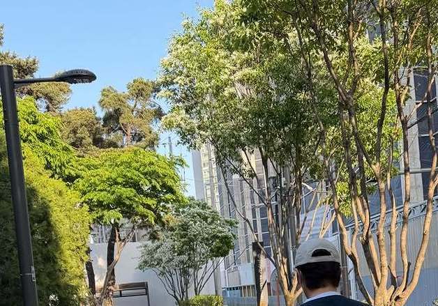 이병헌, 늦둥이 딸 손 꼭 잡고 산책…이민정은 '♥' 이모티콘 [N샷]