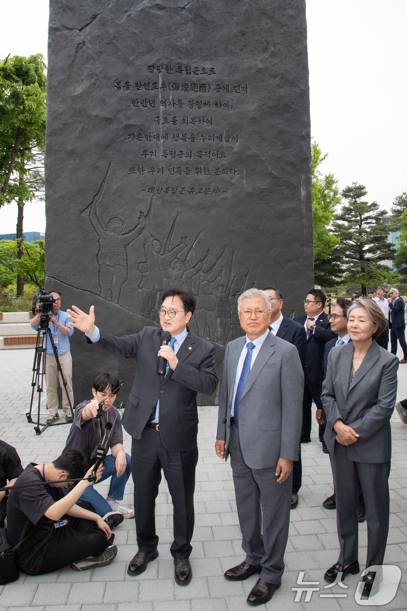 (서울=뉴스1) 김도우 기자 = 문재인 전 대통령과 김정숙 여사가 4.27 판문점선언 8주년 기념식 참석차 27일 국회를 방문해 우원식 국회의장의 설명을 들으며 독립기억광장을 둘러 …