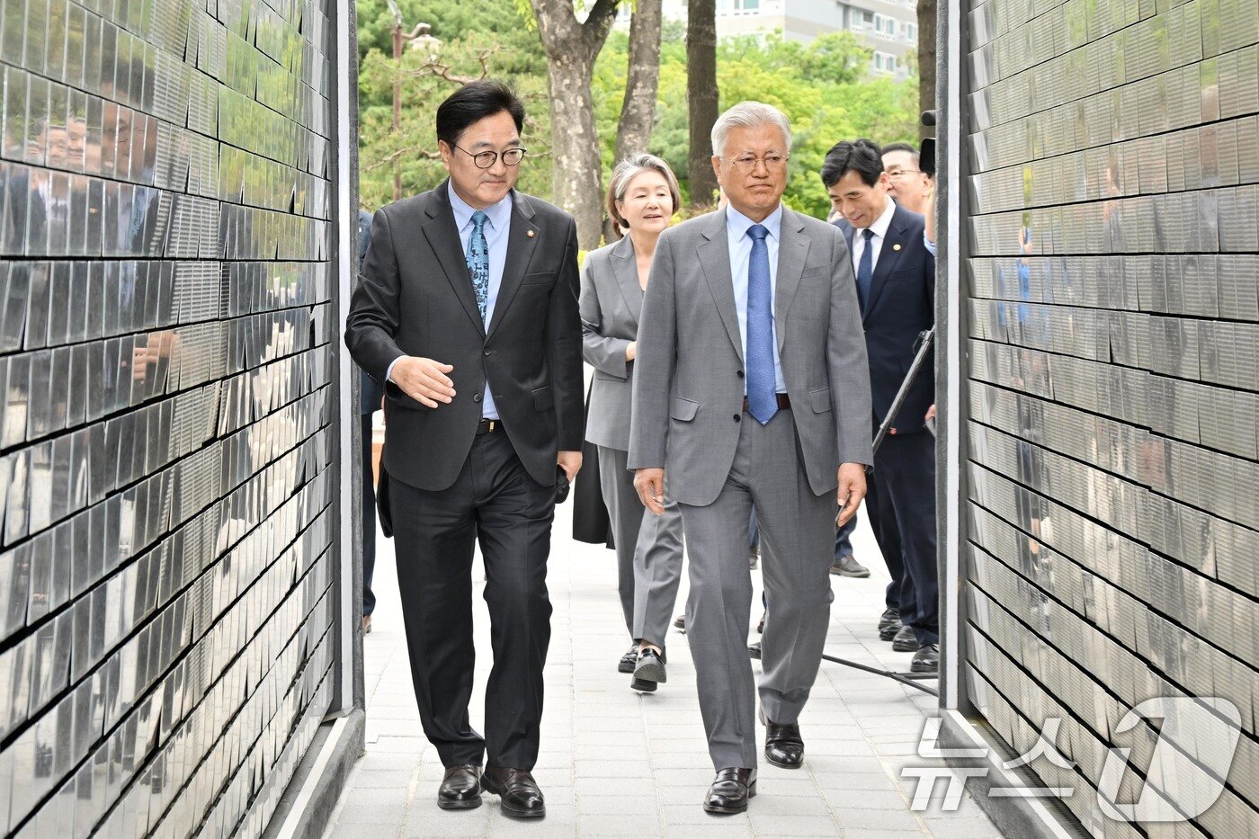 본문 이미지 - 문재인(오른쪽) 전 대통령과 우원식 국회의장이 27일 국회 독립기억광장을 방문해 '광복군의 벽'과 '항일의병의 벽' 사이를 나란히 걷고 있다. (공동취재) 2026.4.27 ⓒ 뉴스1 김도우 기자
