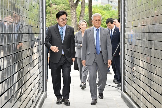 나란히 걷는 문재인 전 대통령과 우원식 의장