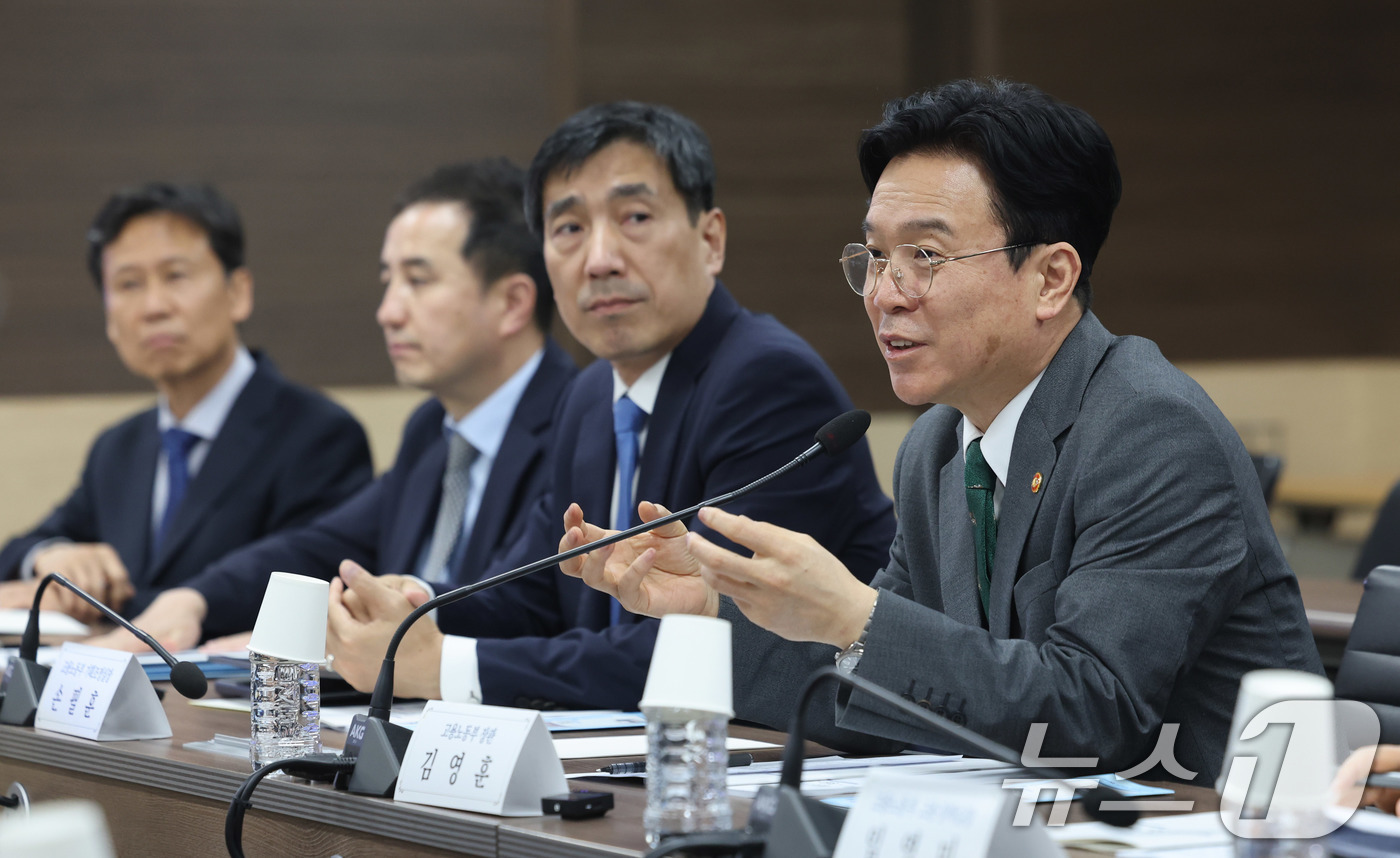 (서울=뉴스1) 박지혜 기자 = 김영훈 고용노동부 장관이 27일 서울 강서구 김포국제공항 항공안전데이터분석센터 회의실에서 열린 ‘중동전쟁 대응 항공·관광업 현장간담회’에서 모두발언 …