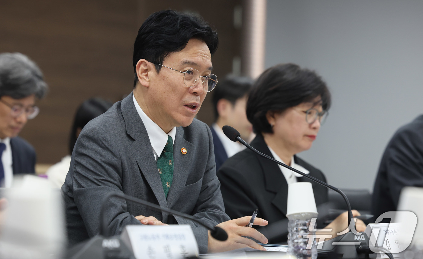 (서울=뉴스1) 박지혜 기자 = 김영훈 고용노동부 장관이 27일 서울 강서구 김포국제공항 항공안전데이터분석센터 회의실에서 열린 ‘중동전쟁 대응 항공·관광업 현장간담회’에서 모두발언 …