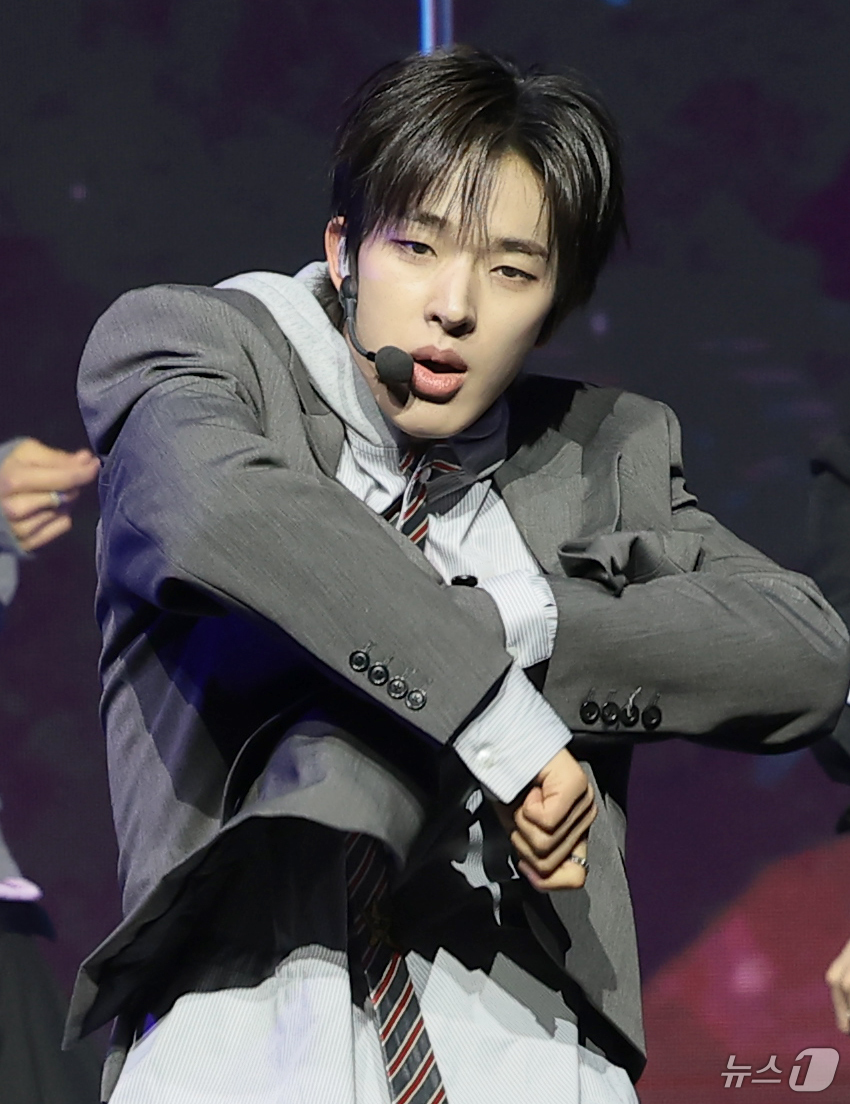 (서울=뉴스1) 권현진 기자 = 그룹 NEXZ(넥스지) 토모야가 27일 서울 용산구 한남동 블루스퀘어에서 가진 싱글 2집 'Mmchk(음츠크)' 쇼케이스에서 타이틀곡을 선보이고 있 …