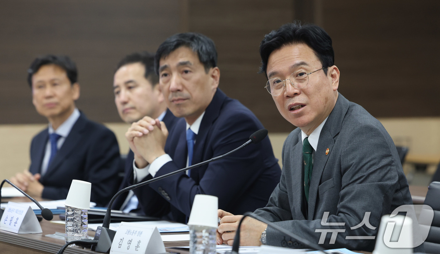 (서울=뉴스1) 박지혜 기자 = 김영훈 고용노동부 장관이 27일 서울 강서구 김포국제공항 항공안전데이터분석센터 회의실에서 열린 ‘중동전쟁 대응 항공·관광업 현장간담회’에서 모두발언 …