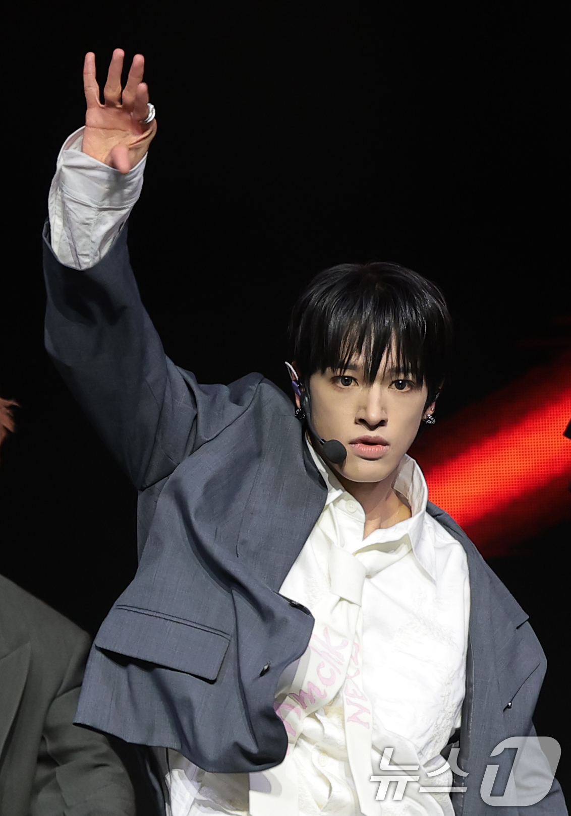 (서울=뉴스1) 권현진 기자 = 그룹 NEXZ(넥스지) 세이타가 27일 서울 용산구 한남동 블루스퀘어에서 가진 싱글 2집 'Mmchk(음츠크)' 쇼케이스에서 타이틀곡을 선보이고 있 …