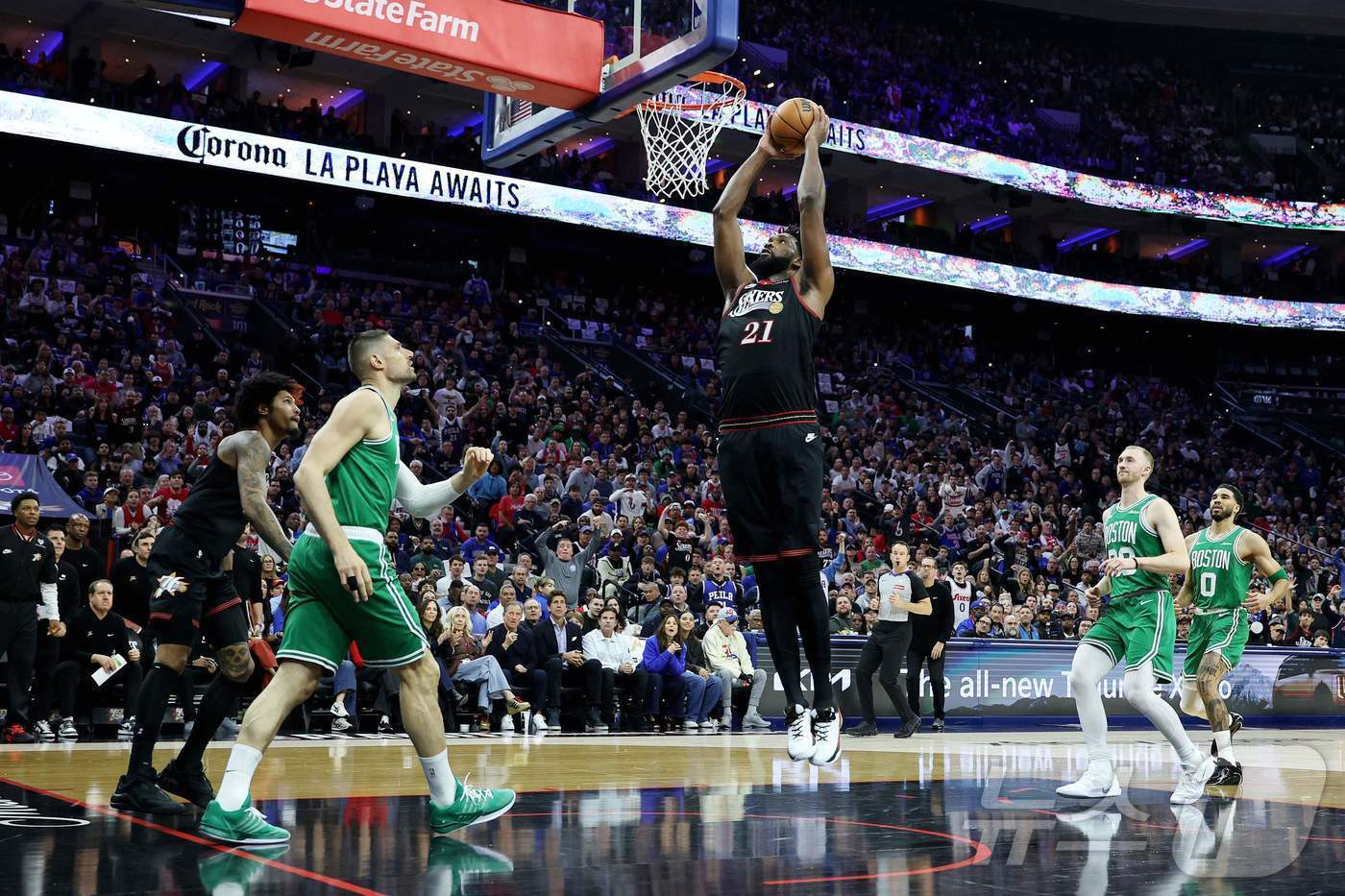 본문 이미지 - 필라델피아 세븐티식서스의 조엘 엠비드가 27일(한국시간) 열린 보스턴 셀틱스와 2025-26 NBA 플레이오프 1라운드 4차전에서 26점 10리바운드 6어시스트로 분투했다. ⓒ AFP=뉴스1