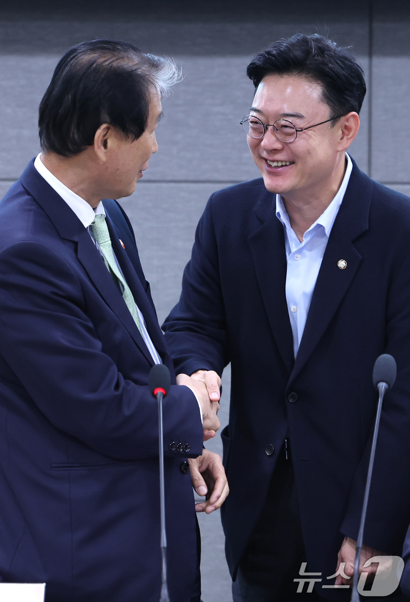 (서울=뉴스1) 신웅수 기자 = 권오을 국가보훈부 장관과 김성원 국민의힘 의원이 27일 서울 여의도 국회 의원회관에서 열린 안중근 의사 유해발굴 봉환을 위한 국회·범정부 추진과제 …