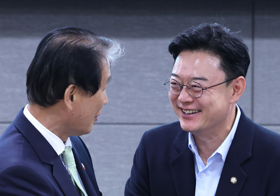 인사하는 권오을·김성원