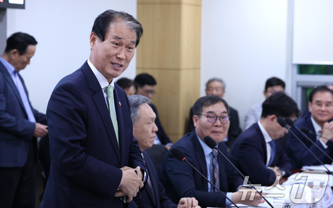 (서울=뉴스1) 신웅수 기자 = 권오을 국가보훈부 장관이 27일 서울 여의도 국회 의원회관에서 열린 안중근 의사 유해발굴 봉환을 위한 국회·범정부 추진과제 마련 국회토론회에서 인사 …