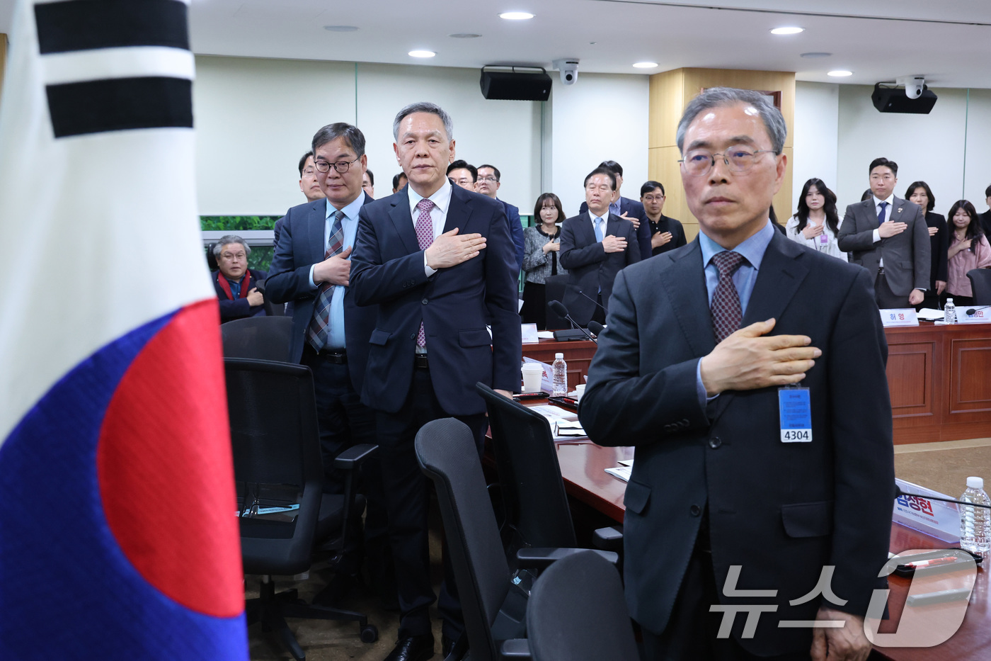 (서울=뉴스1) 신웅수 기자 = 27일 서울 여의도 국회 의원회관에서 열린 안중근 의사 유해발굴 봉환을 위한 국회·범정부 추진과제 마련 국회토론회에서 참가자들이 국민의례를 하고 있 …