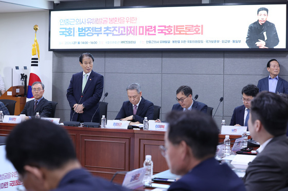 인사말하는 권오을 장관