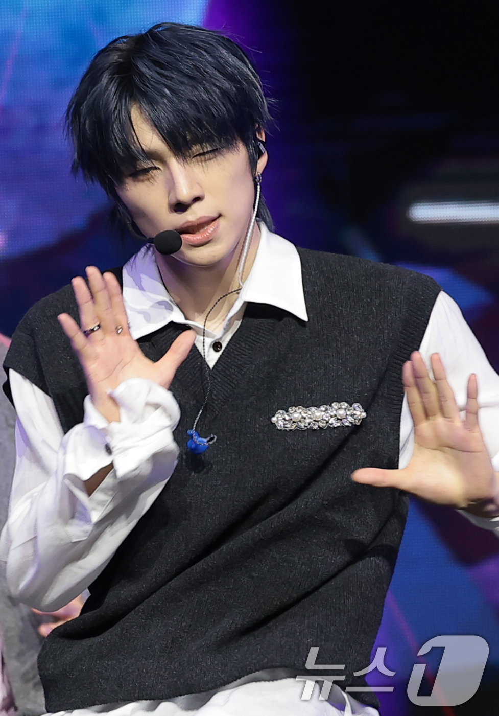 (서울=뉴스1) 권현진 기자 = 그룹 NEXZ(넥스지) 소건이 27일 서울 용산구 한남동 블루스퀘어에서 가진 싱글 2집 'Mmchk(음츠크)' 쇼케이스에서 타이틀곡을 선보이고 있다 …