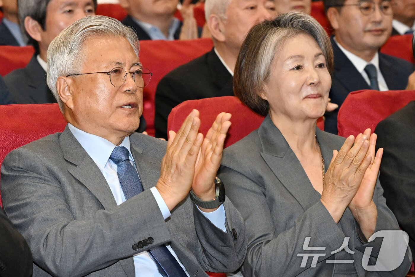 본문 이미지 - 문재인 전 대통령과 김정숙 여사가 27일 오후 서울 여의도 국회 의원회관에서 열린 4.27 판문점 선언 8주년 기념식에 참석해 손뼉을 치고 있다. (공동취재) 2026.4.27 ⓒ 뉴스1 김도우 기자