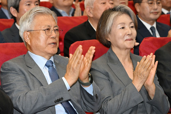 손뼉치는 윤재인 전 대통령