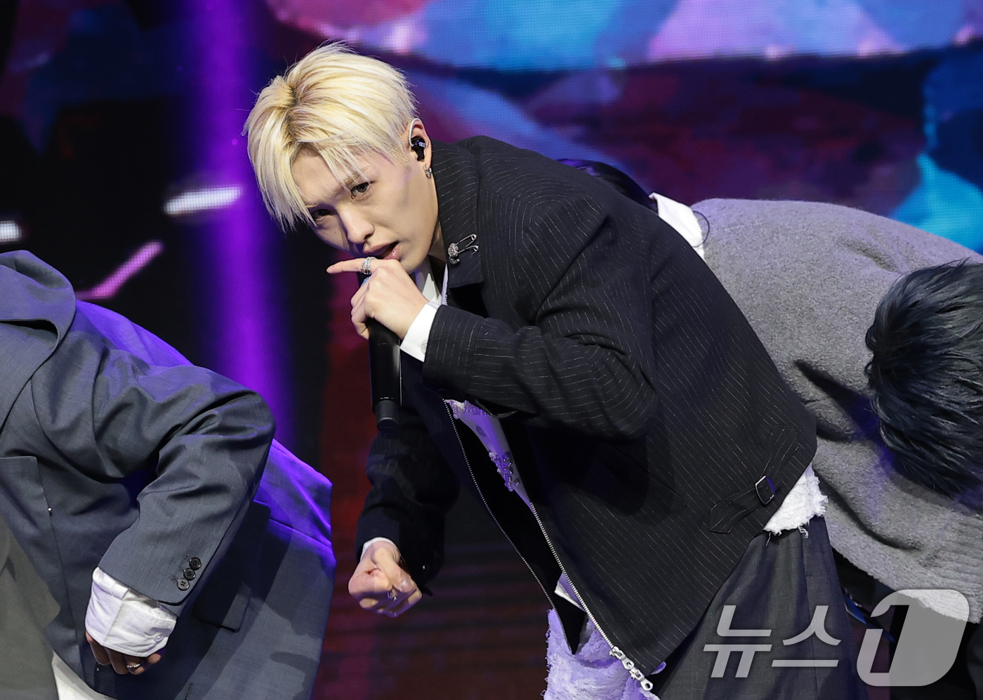 (서울=뉴스1) 권현진 기자 = 그룹 NEXZ(넥스지) 휴이가 27일 서울 용산구 한남동 블루스퀘어에서 가진 싱글 2집 'Mmchk(음츠크)' 쇼케이스에서 타이틀곡을 선보이고 있다 …