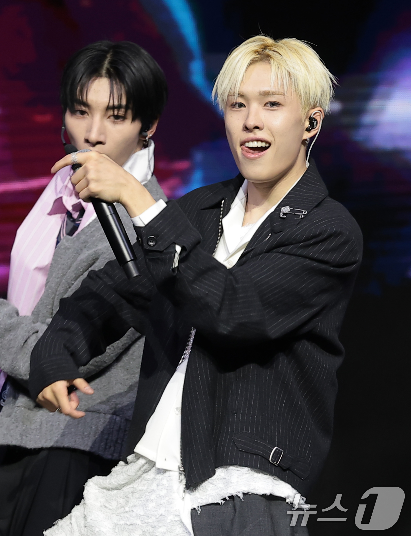 (서울=뉴스1) 권현진 기자 = 그룹 NEXZ(넥스지) 휴이가 27일 서울 용산구 한남동 블루스퀘어에서 가진 싱글 2집 'Mmchk(음츠크)' 쇼케이스에서 타이틀곡을 선보이고 있다 …