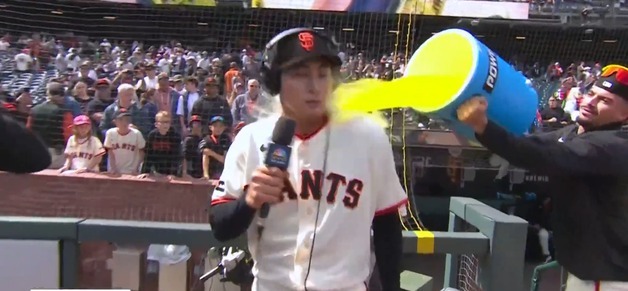 '4안타' 이정후 "파워에이드 세례, 자주 맞아도 좋아"