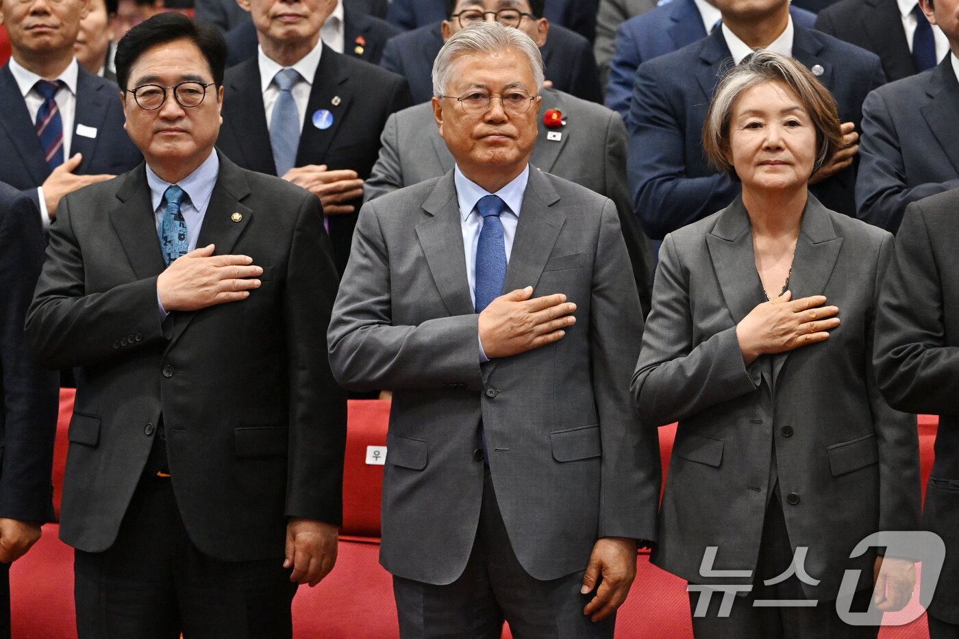 본문 이미지 - 우원식 국회의장과 문재인 전 대통령, 김정숙 여사(왼쪽부터)가 27일 오후 서울 여의도 국회 의원회관에서 열린 4.27 판문점 선언 8주년 기념식에 참석해 국기에 대한 경례를 하고 있다. (공동취재) 2026.4.27 ⓒ 뉴스1 김도우 기자