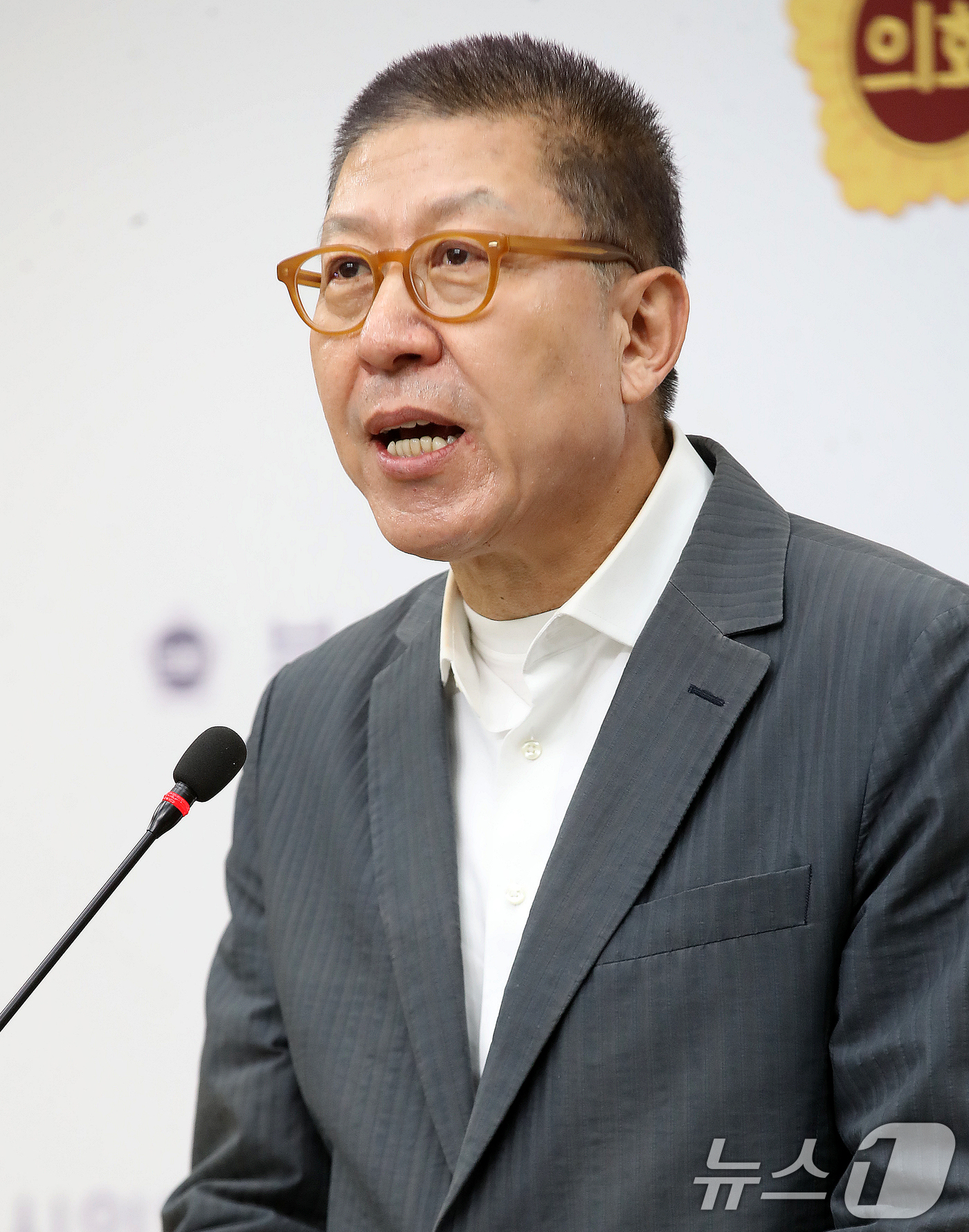 (부산=뉴스1) 윤일지 기자 = 박형준 국민의힘 부산시장 후보가 27일 오후 부산 연제구 부산시의회 브리핑룸에서 6·3 지방선거 부산시장 출마 선언 기자회견을 하고 있다.  202 …