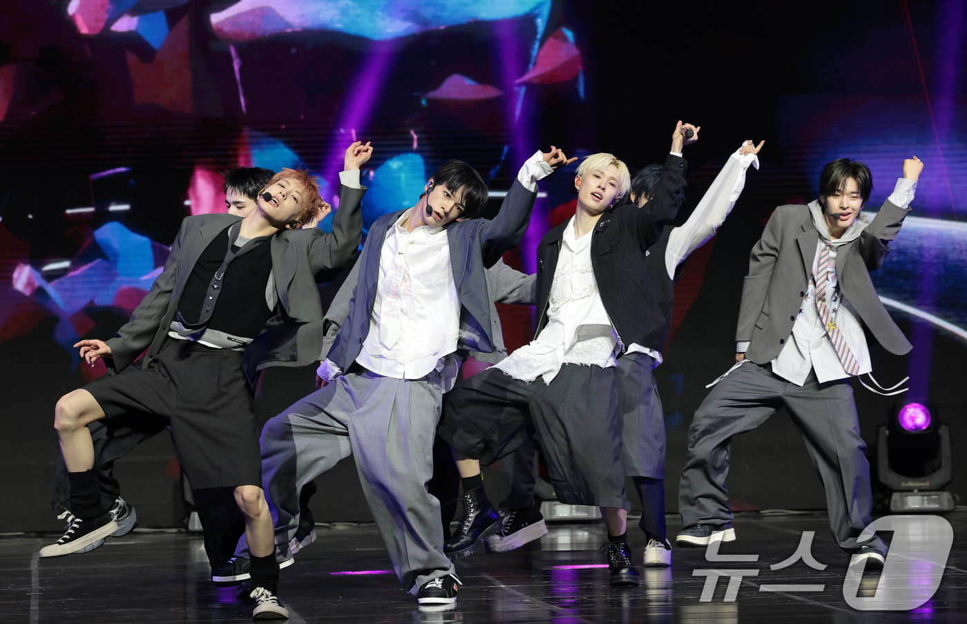 (서울=뉴스1) 권현진 기자 = 그룹 NEXZ(넥스지)가 27일 서울 용산구 한남동 블루스퀘어에서 가진 싱글 2집 'Mmchk(음츠크)' 쇼케이스에서 타이틀곡을 선보이고 있다. 2 …