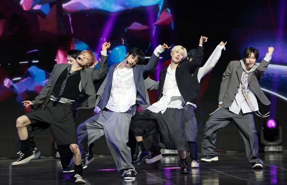 넥스지, 무대 위 반짝반짝