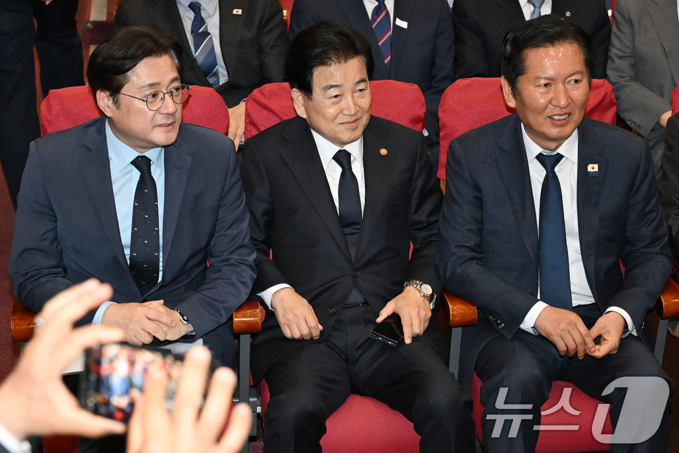 (서울=뉴스1) 김도우 기자 = 홍익표 청와대 정무수석과 정동영 통일부 장관, 정청래 더불어민주당 대표(왼쪽부터)가 27일 오후 서울 여의도 국회 의원회관에서 열린 4.27 판문점 …