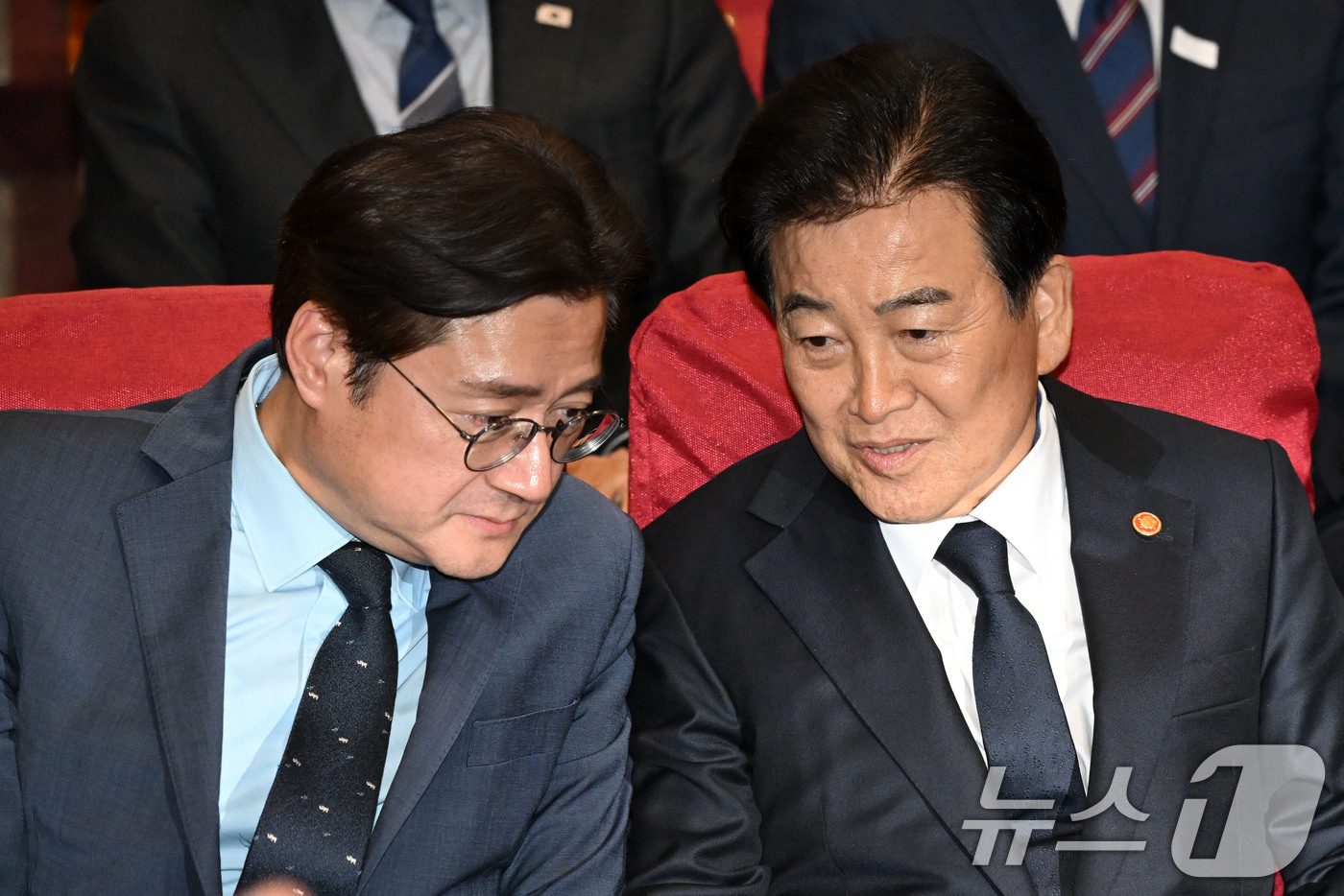 (서울=뉴스1) 김도우 기자 = 홍익표 청와대 정무수석(왼쪽)과 정동영 통일부 장관이 27일 오후 서울 여의도 국회 의원회관에서 열린 4.27 판문점 선언 8주년 기념식에 참석해 …