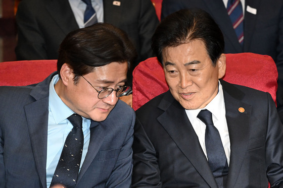 대화하는 홍익표 정무수석과 정통영 통일부 장관